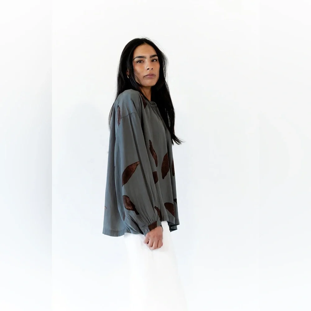 NWOT Grade & Gather Satin Texture Petal Blouse‎ M/L Sophisticated Chic Drape - Picture 2 of 8